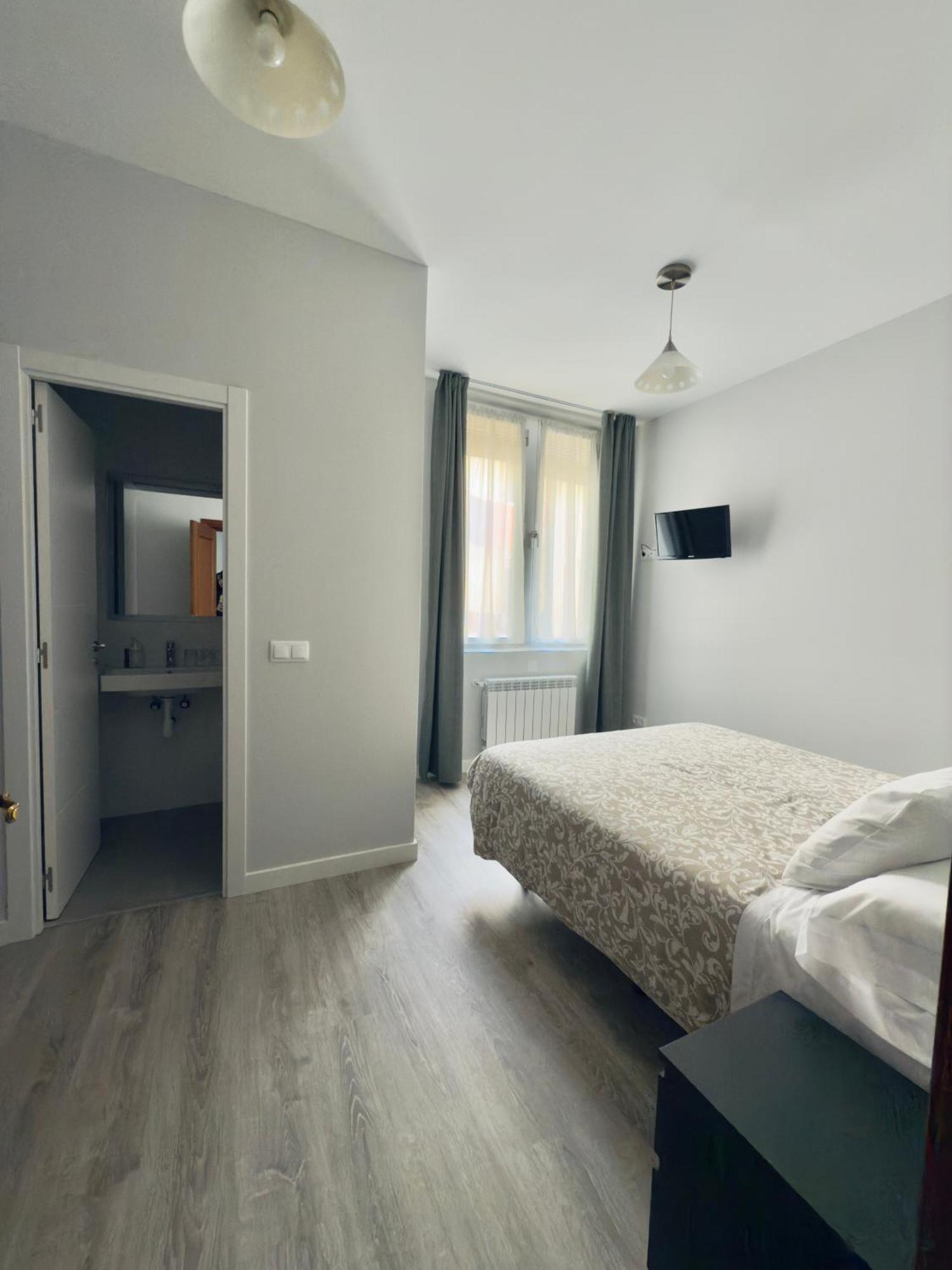 Hostal Conde De Alba Madrid Luaran gambar