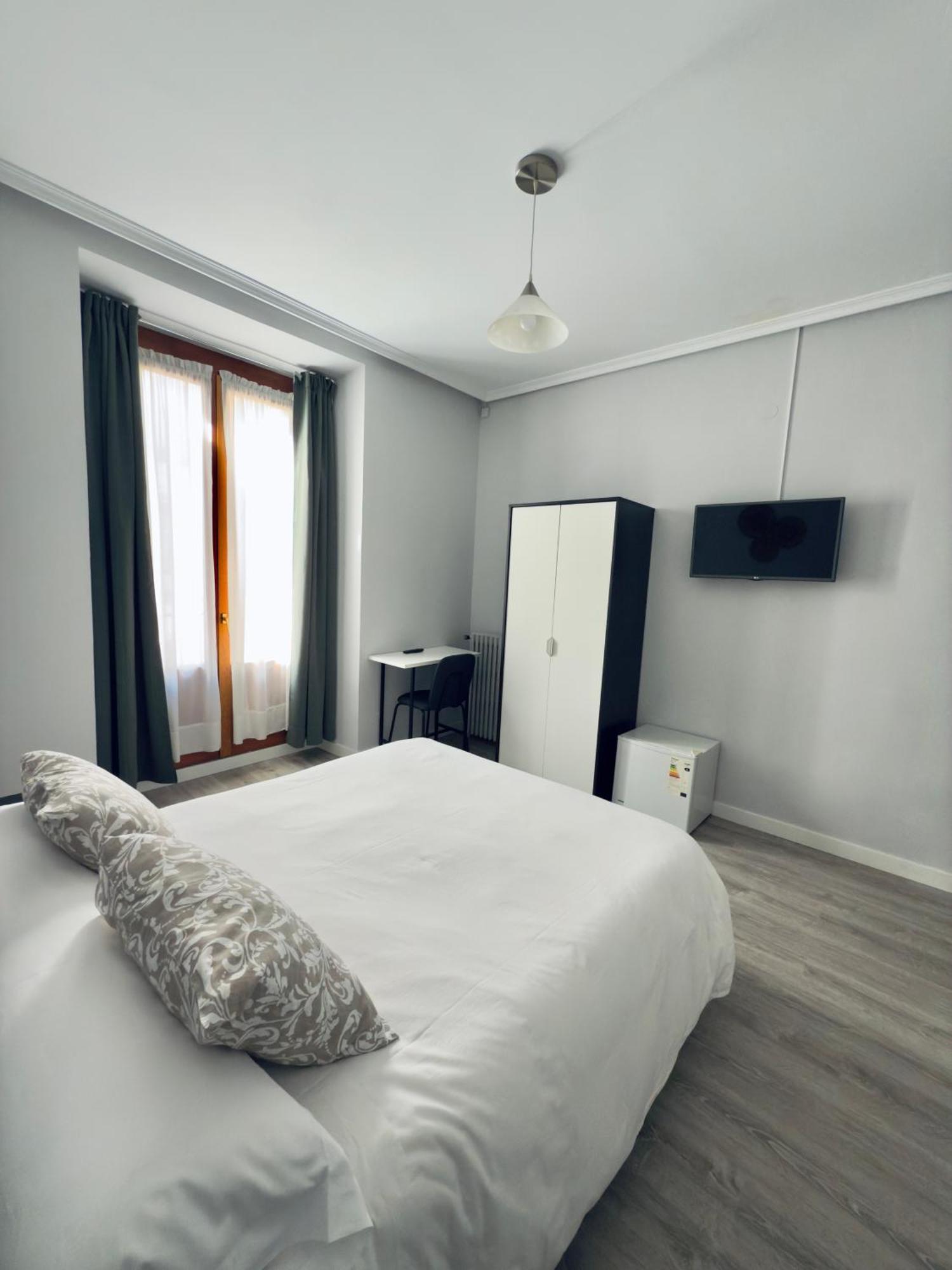 Hostal Conde De Alba Madrid Luaran gambar