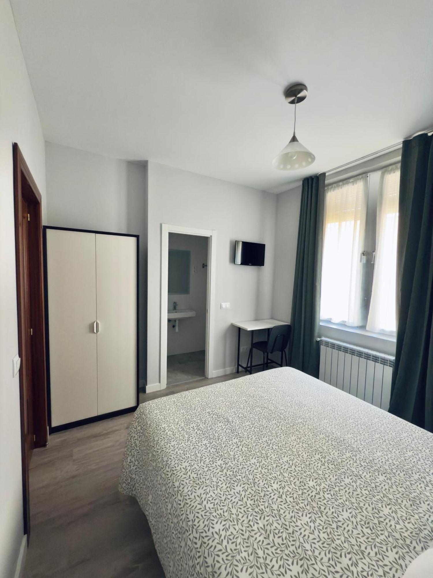 Hostal Conde De Alba Madrid Luaran gambar