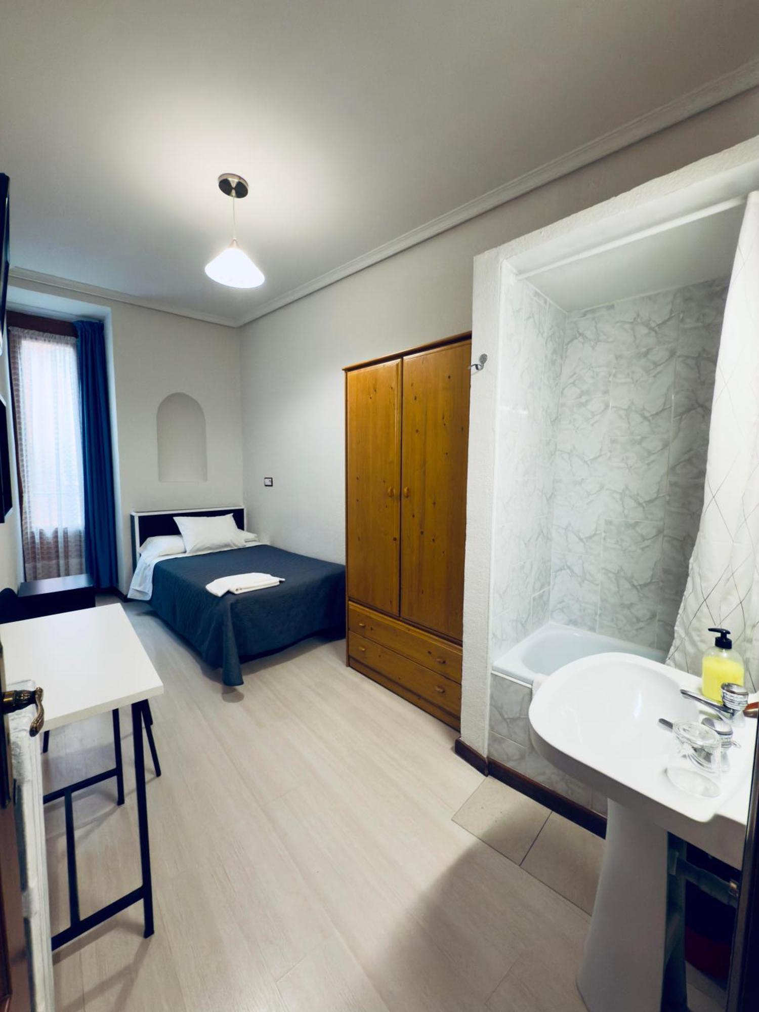 Hostal Conde De Alba Madrid Luaran gambar