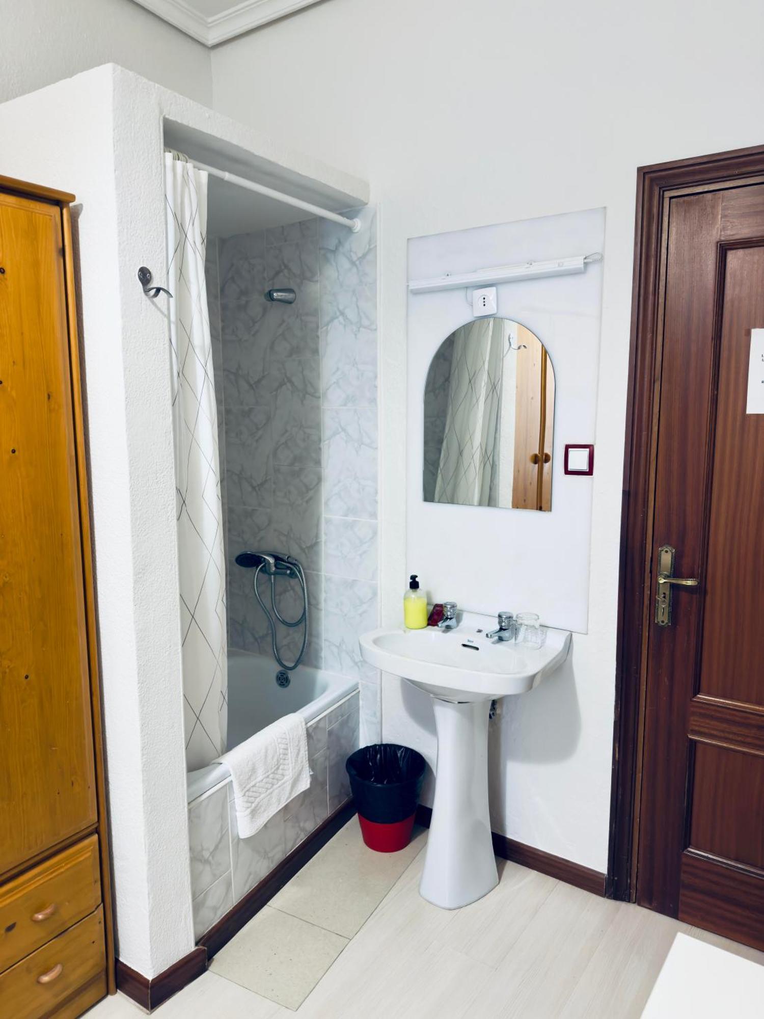 Hostal Conde De Alba Madrid Luaran gambar